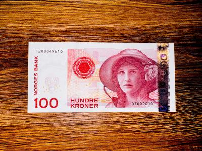 NORSKO, 100 Kroner 2010, krasna bankovka !!!
