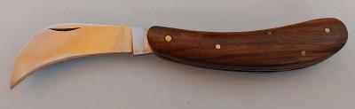 Pracovný nôž typu žabka, čepeľ výrobcu značená *4 má drevené rúčky.