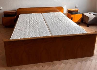 Drevená posteľ vrátane matracov a roštov