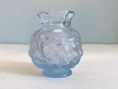 Modrá vázička z lisovaného skla