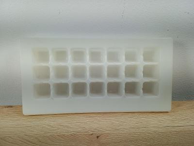 Plastová forma na ľad na 21 ks kociek / použité / rozmer 26x14x3 cm
