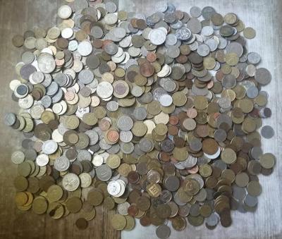 Hromada mincí takmer 4 kg, 2000 mincí