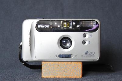 Nikon AF 230. Plne funkčný. Skúšaný filmom. Taška, remienok.