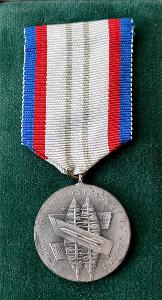 Medaila- Za upevňovanie priateľstva v zbrani, II. stupeň, etue, dekrét!