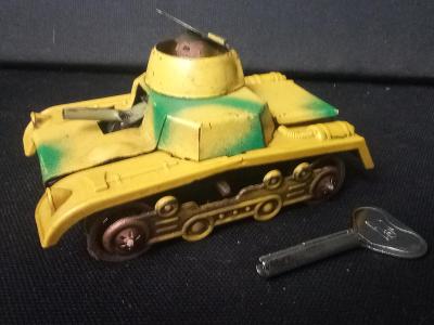 Malý, mechanický tank na kľúčik.
