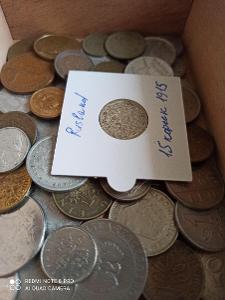 Hromada rôznych mince, vrátane striebra