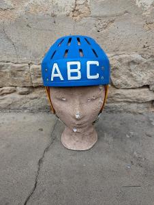 Stará hokejova helma/ prilba ABC Artis.. krásny stav 