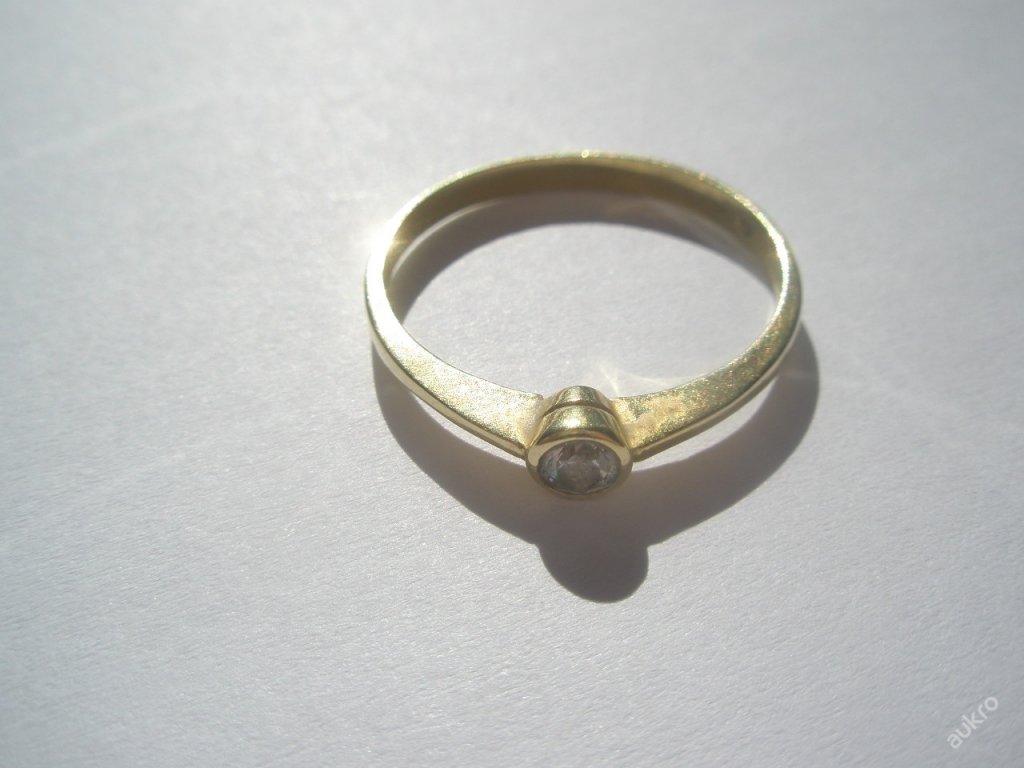 Zlatý prstienok s bielym kamienkom - Šperky