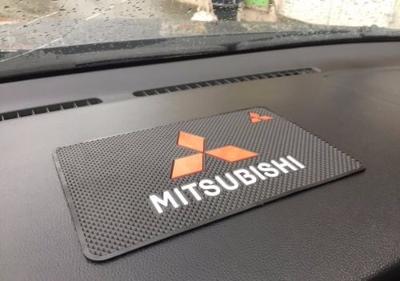 Mitsubishi protiskluzová podložka na mobil do au