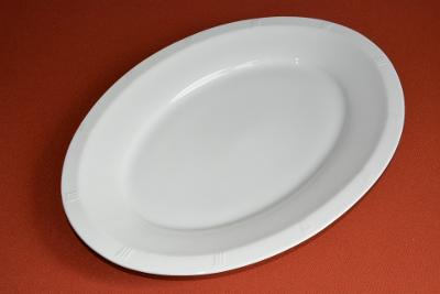 bílý servírovací talíř 