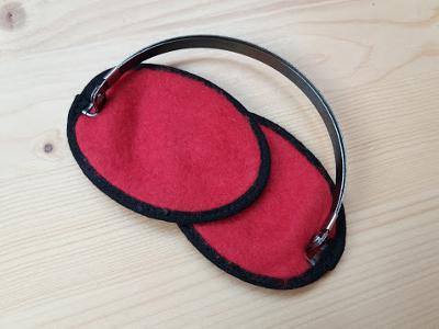 Staré zimní klapky na uši černo–červené 40. léta