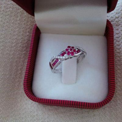 diamantový prstýnek s rubíny