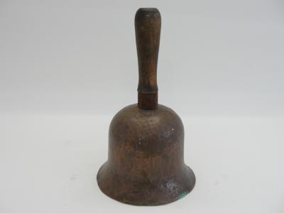 Velký starý měděný zvon s dřevěnou rukojetí