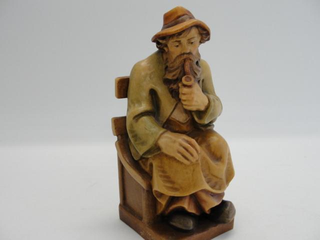 Stará, dřevěná vyřezávaná socha, muž s fajfkou