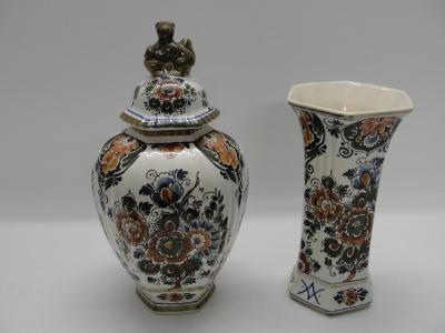 Holandský porcelán - váza a váza s víkem, Delfts Polychroom