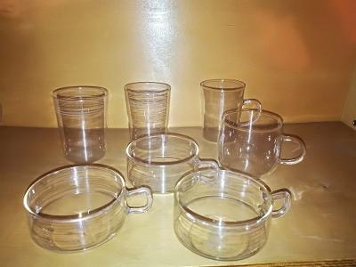 Jenské sklo-sada 6ks pohárků s talířkem a dalších koflíků-celkem 19ks