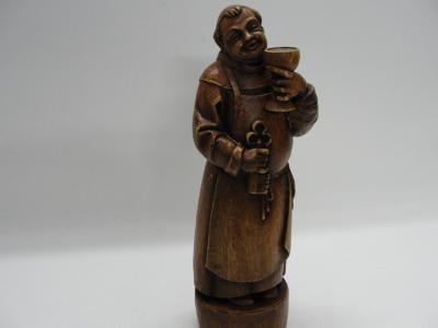 Dřevěná socha mnich s kalichem