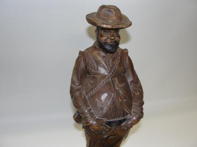 Stará dřevěná socha - muž v klobouku