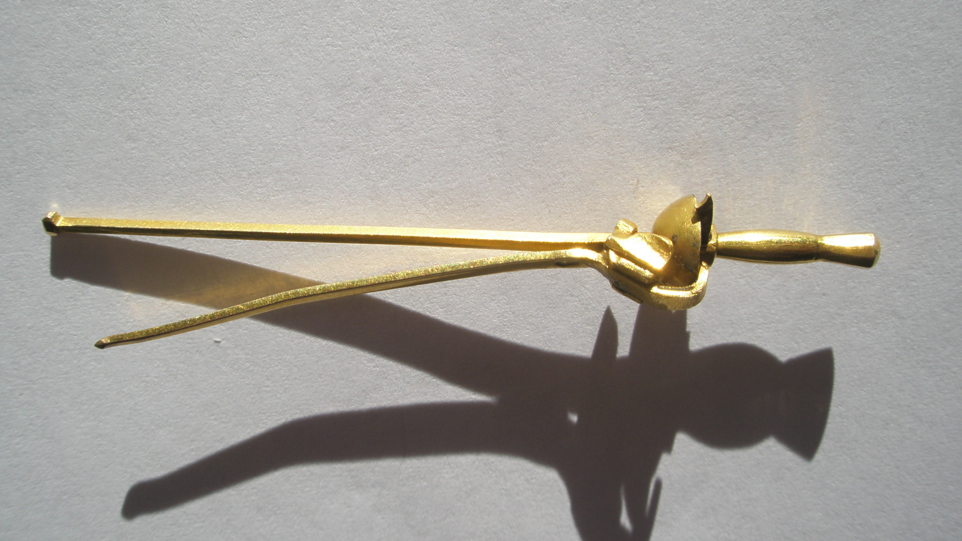 Zlatá spona v tvare kordu - Šperky