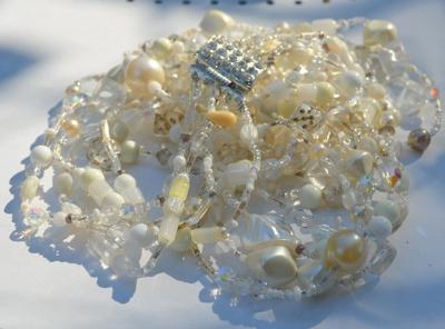 Retro víceřadý bílý masivní náhrdelník