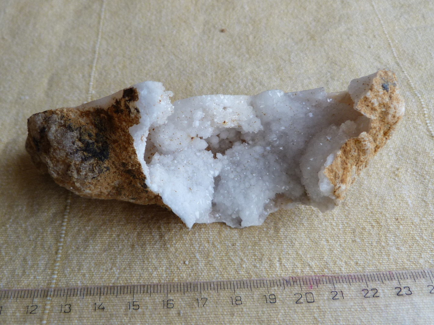 KRIŠŤÁLOVÁ DRÁZKA, Maroko, 185 g - Minerály a skameneliny
