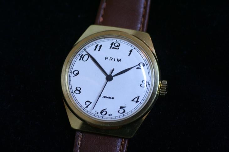 Pánské hodinky PRIM 66, zlacené pouzdro, bílý číselník, pěkné