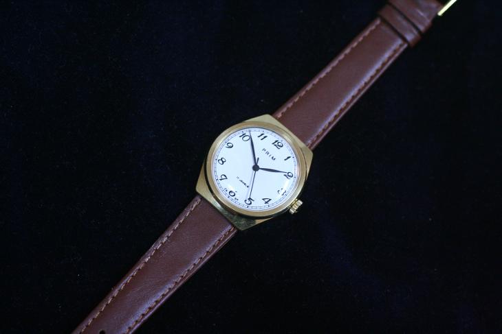Pánské hodinky PRIM 66, zlacené pouzdro, bílý číselník, pěkné