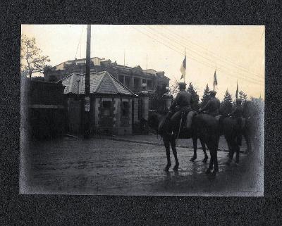 Fotografie 10 x 14,5 cm, Vojáci na koni, Kasárna? Karton  17x22 cm