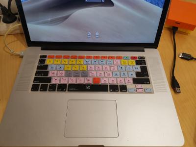 Apple macbook 15 silikonová klávesnice na klávesnici