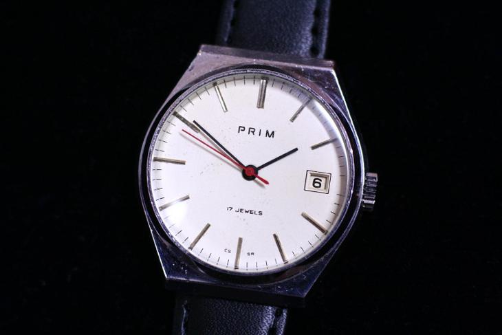 pánské hodinky PRIM 68, zajímavý bílý číselník, společenské provedení - Starožitnosti