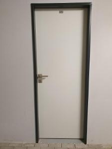 dveře bílé šířka 70 cm (2 ks) včetně klik a kování 