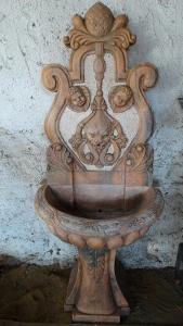 Mramorová fontána na zeď