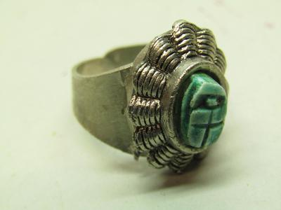 Starožitný kovový prsten s kamenem 