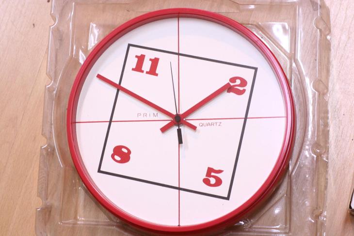 Nástěnné hodiny Prim Quartz, originální balení, nepoužité, červené - Starožitnosti