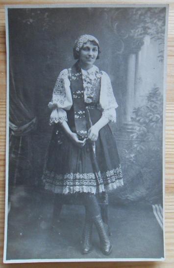 Žena v kroji - Lola (MF čistá, 1920)