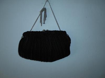 Černá společenská kabelka s řetízkem, 23 x 14 cm, v rámu, PC 700, NOVÁ