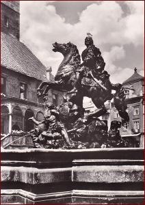 Olomouc * Cesarova kašna, jezdecká socha, koně * V107