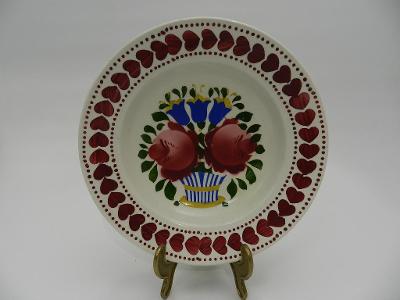 Krásný starý ručně malovaný keramický Talíř Květiny Srdíčka Klenčí
