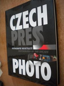 Czech Press Photo - fotografie desetiletí - česko-anglické popisky