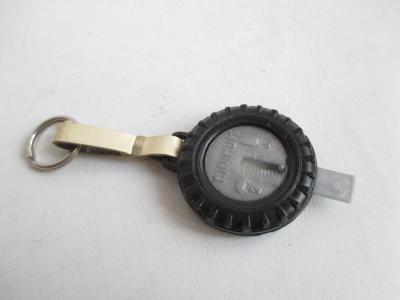 Kovový přívěsek na klíče s metrem vzorku pneumatik ČSSR