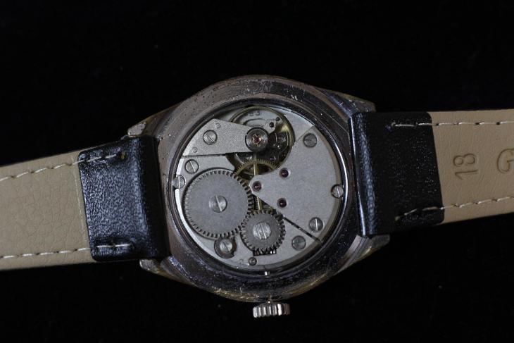 pánské hodinky  PRIM 66, bílý číselník - Starožitnosti