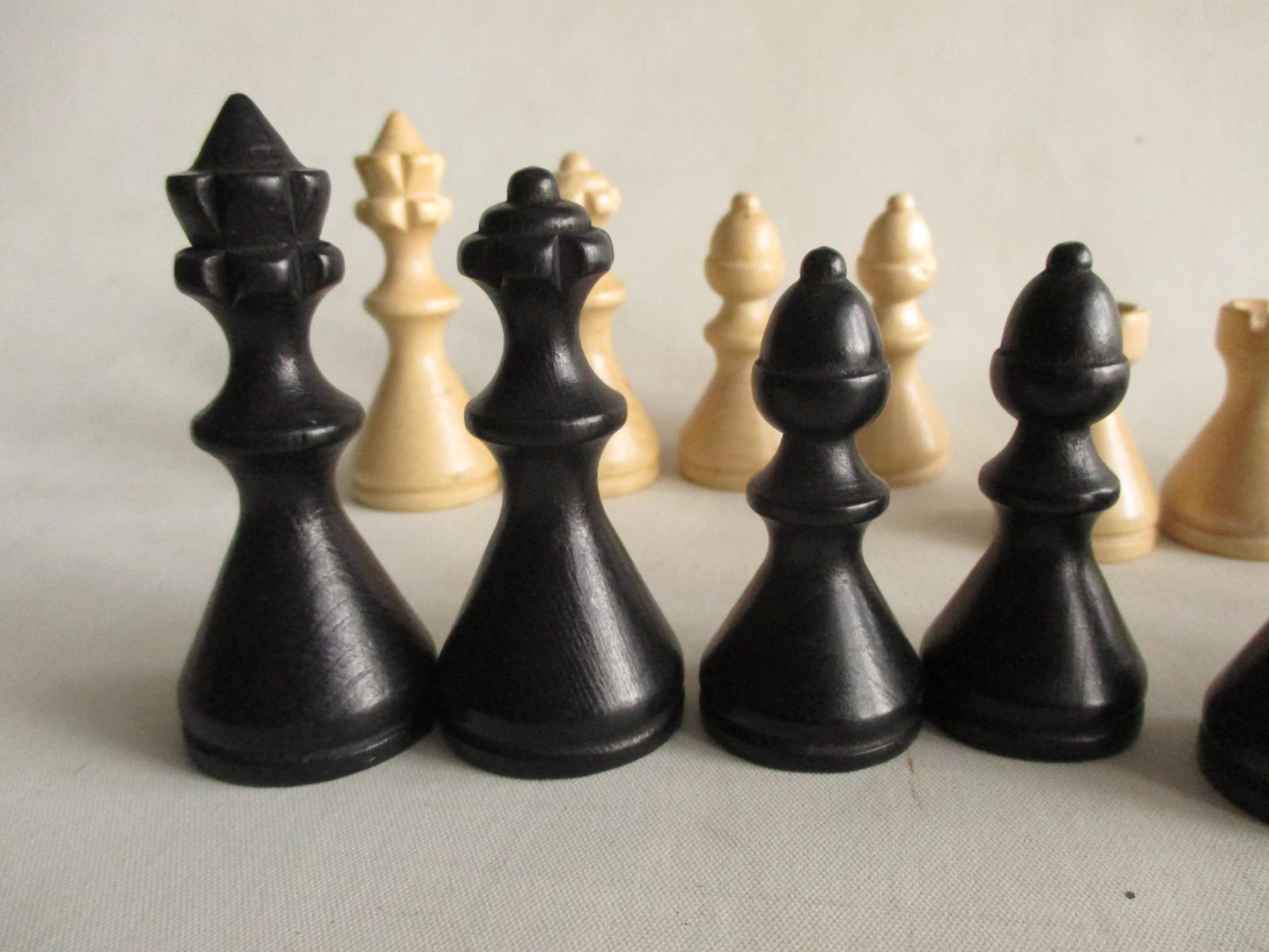 Dřevěné staré šachové figurky / kompletní  - undefined