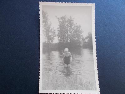 Fotografie  rybník plavec dáma v dobových plavkách moda 